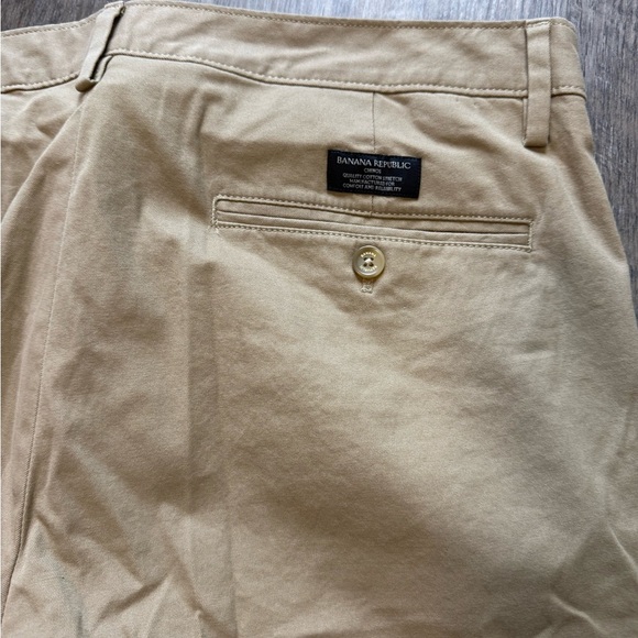Banana Republic Light Khaki Chinos with Straight Leg Design - Picture 5 of 5